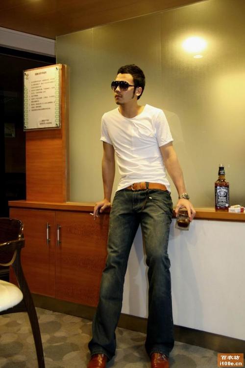 牛仔裤能配休闲皮鞋,衬衫吗