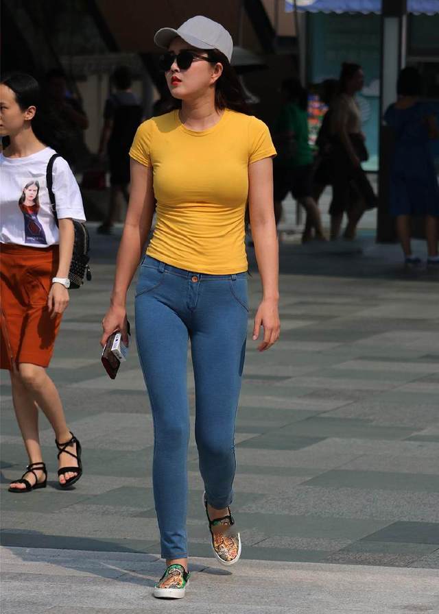 街拍女神：圆臀紧身牛仔裤美女，身材丰满迷人！