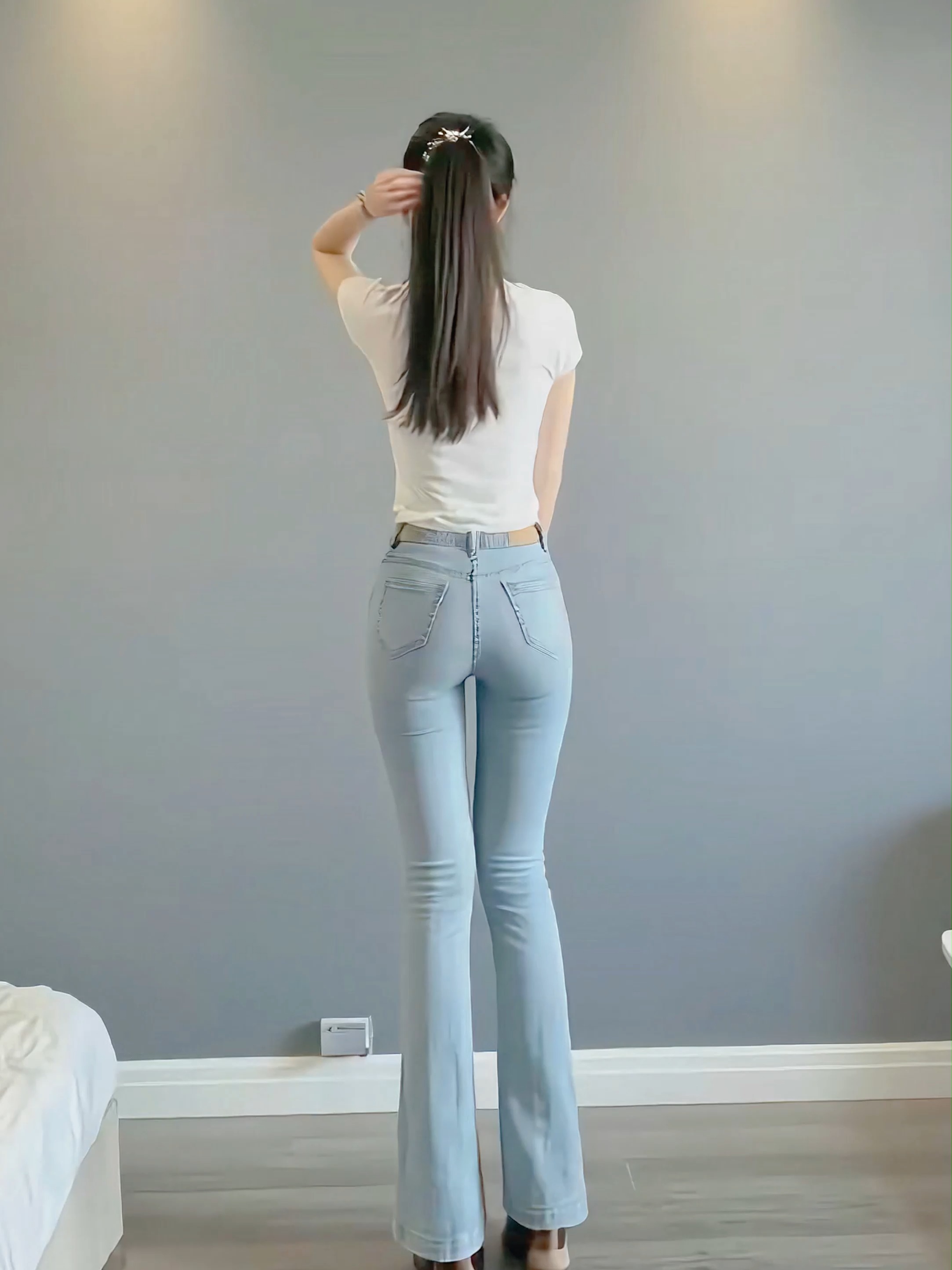 紧身牛仔裤穿搭指南 时尚与舒适并存