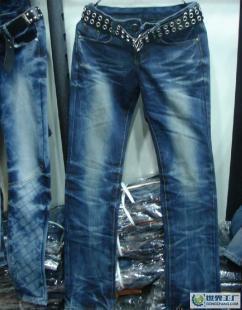 牛仔裤 从历史经典到时尚常青的穿着选择